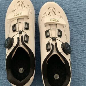 Cycling shoes women’s size 41 worn about 10 times Delta clips